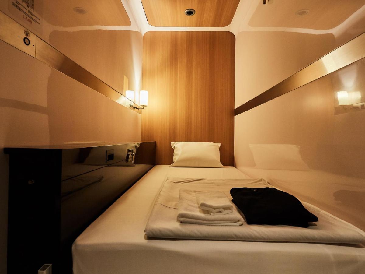 First Cabin Nishi Umeda Osaka Bagian luar foto