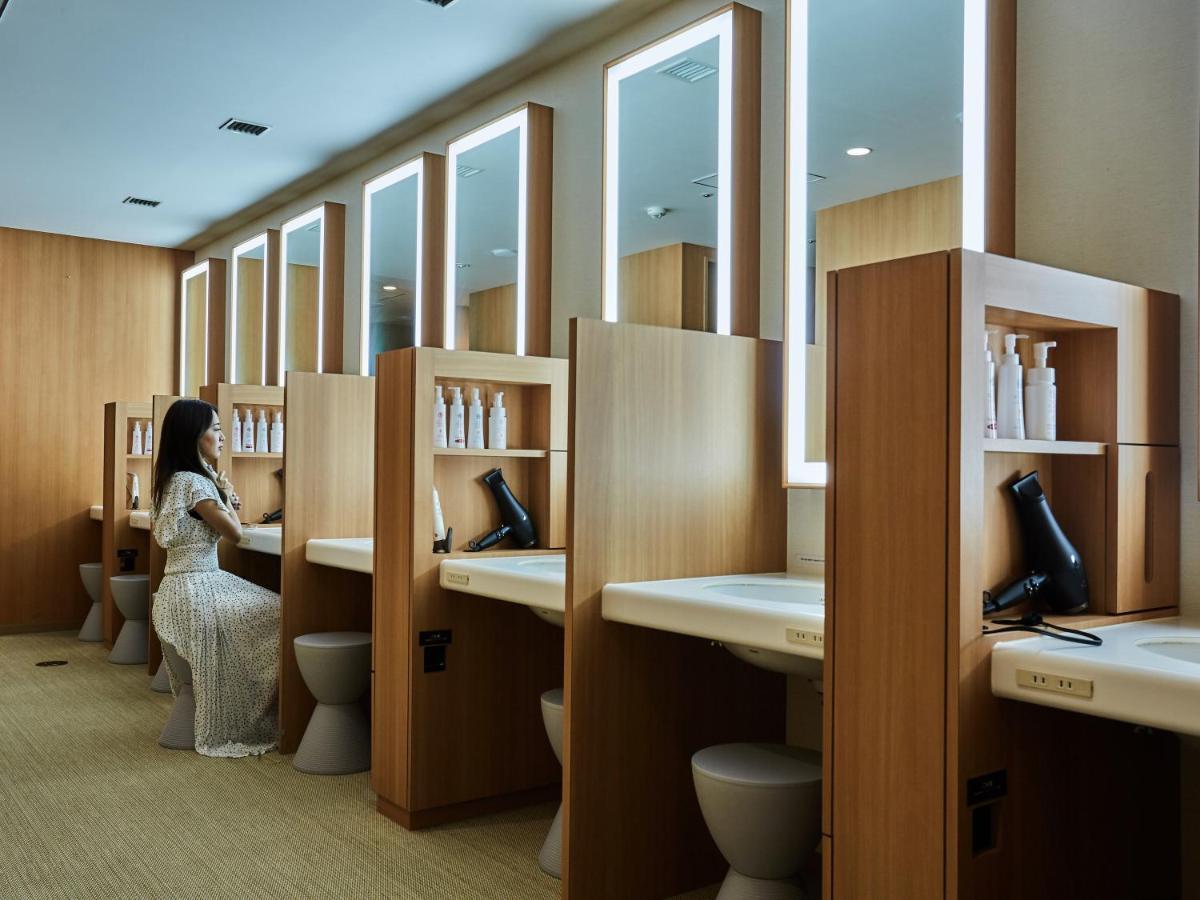 First Cabin Nishi Umeda Osaka Bagian luar foto